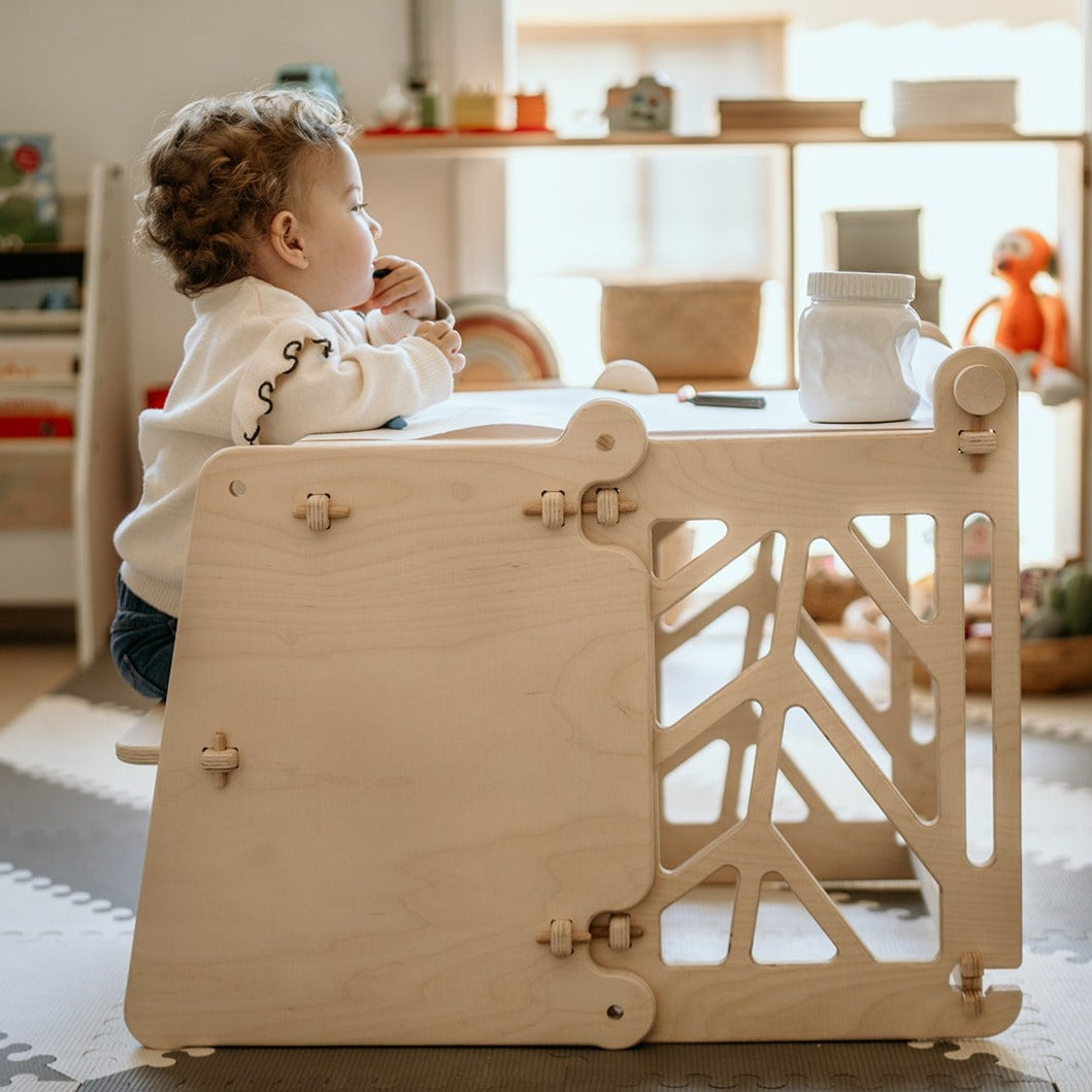 Torre Montessori convertible en mesa para dibujar, con rollo de papel